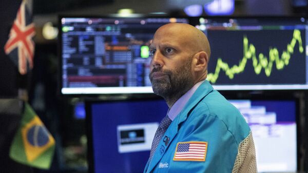 Trader no salão da bolsa de valores de Wall Street observa variações nos preços das ações - Sputnik Brasil