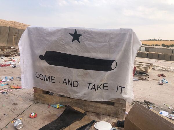 Banner dos rebeldes do Texas do século XIX na abandonada base de coordenação aérea do Exército dos EUA no povoado de Dadat, no nordeste da Síria - Sputnik Brasil