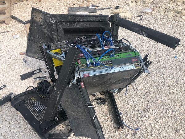 Equipamento quebrado no chão na abandonada base de coordenação aérea norte-americana em Dadat, nos arredores de Manbij, nordeste da Síria - Sputnik Brasil