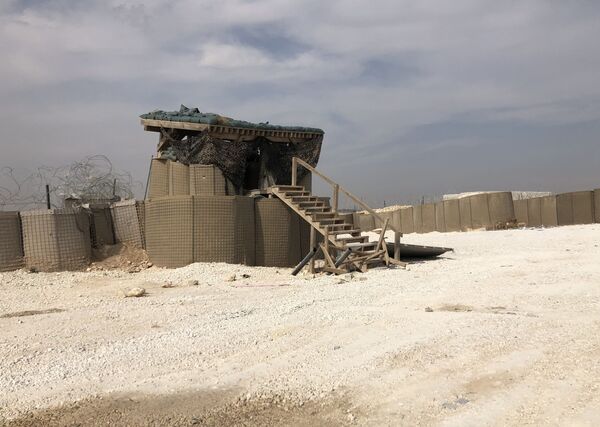 Posto de supervisão na base militar abandonada dos EUA no povoado de Dadat, pero de Manbij, Síria - Sputnik Brasil