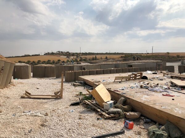 Objetos e lixo espalhados no chão da base militar americana que foi abandonada nos arredores de Manbij, no nordeste da Síria - Sputnik Brasil