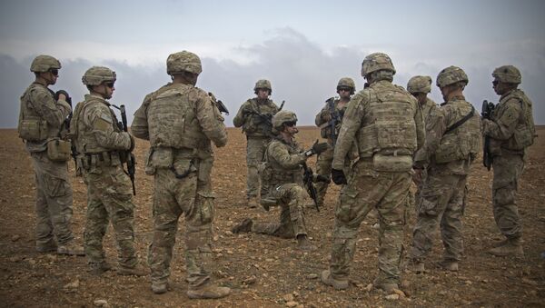 Grupo de soldados norte-americanos se reúnem para patrulhamento em Manbij, no nordeste da Síria (foto de arquivo) - Sputnik Brasil