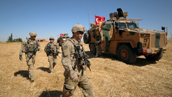 Soldados americanos caminham juntos durante patrulha conjunta EUA-Turquia, perto de Tel Abyad, Síria, 8 de setembro de 2019 - Sputnik Brasil