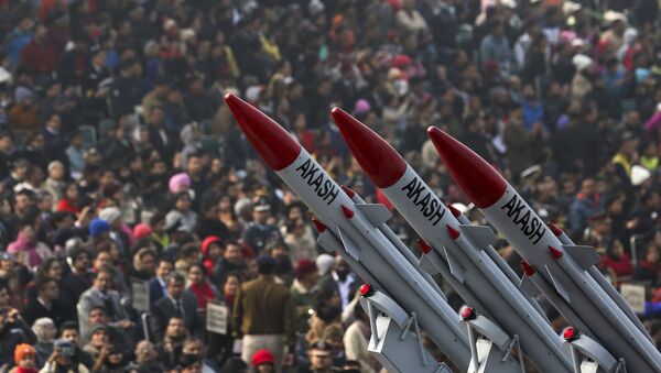 Indianos assistem exibição de mísseis Akash passando pela avenida Rajpath, durante as comemorações do Dia da República em Nova Deli, Índia - Sputnik Brasil