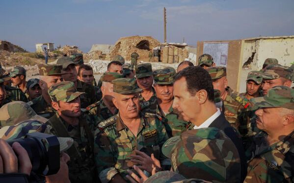 Bashar Assad fala com oficiais de seu exército durante visita à cidade de Hubeit - Sputnik Brasil