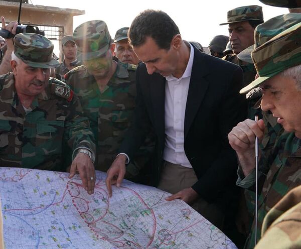 Assad e seus oficiais diante de um mapa militar em Hubeit - Sputnik Brasil