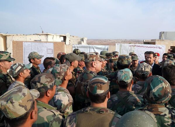 Presidente sírio rodeado por militares de seu exército na cidade de Hubeit em Idlib - Sputnik Brasil