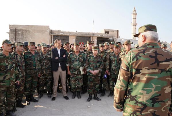 Militares sírios junto com o presidente do país, Bashar Assad, em Hubeit - Sputnik Brasil