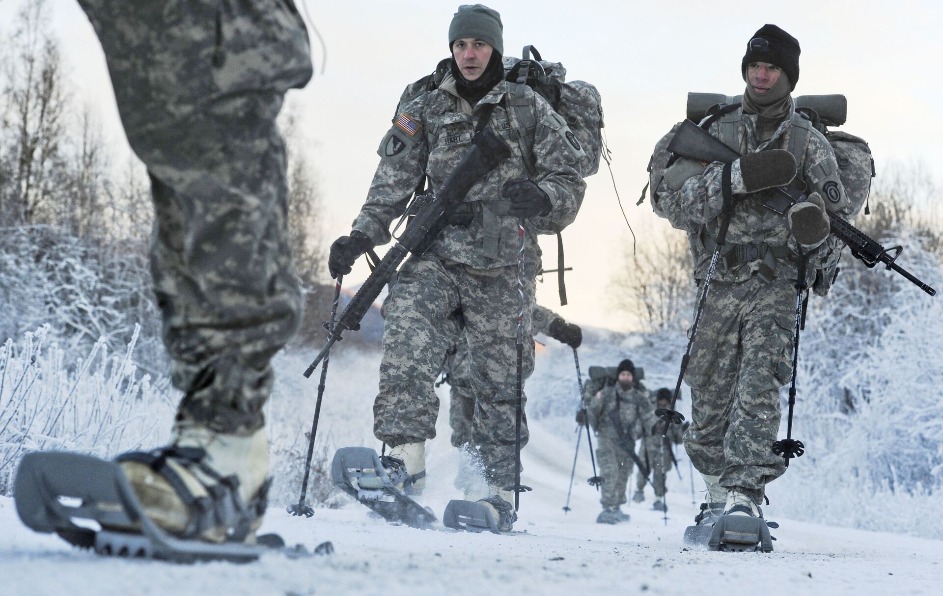Soldados dos EUA fazem treinamento com sapatos especiais para uso na neve, em treinamento chamado Luz do Ártico, em 2012 (foto de arquivo) - Sputnik Brasil, 1920, 15.04.2022