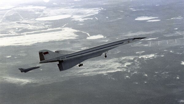 Avião supersônico de passageiros soviético Tu-144 voando - Sputnik Brasil