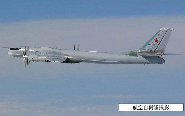 Bombardeiro estratégico russo Tu-95MS durante voo de rotina nas águas internacionais próximas ao Japão e à Coreia do Sul - Sputnik Brasil