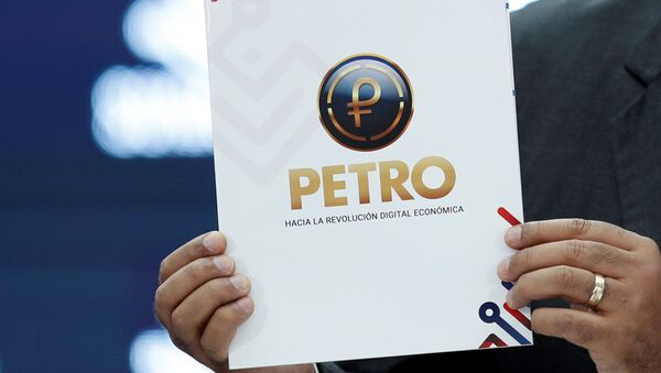 Presidente da Venezuela, Nicolás Maduro, mostra documento enquanto fala durante evento de abertura do comércio internacional do Petro, a moeda criptográfica desenvolvida pelo governo venezuelano, em Caracas, Venezuela, 1º de outubro de 2018 - Sputnik Brasil