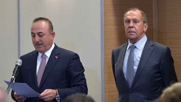 O ministro das Relações Exteriores da Rússia, Serguei Lavrov, e seu homólogo turco, Mevlut Cavusoglu, durante conferência de imprensa após acordo Rússia-Turquia, em Sochi, na Rússia, em 22 de outubro de 2013 - Sputnik Brasil