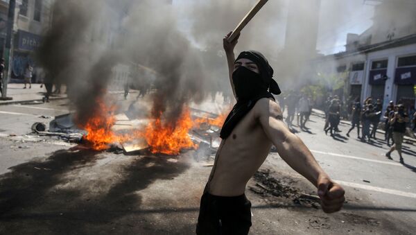 Participante de protesto no Chile monta barricadas para evitar tropa de choque - Sputnik Brasil