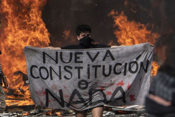 Manifestante próximo à barricada protesta: “Nova constituição ou nada” - Sputnik Brasil