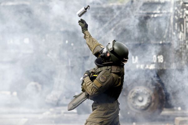 Tropa de choque chilena faz uso de bombas de gás lacrimogêneo para dispersar manifestantes - Sputnik Brasil
