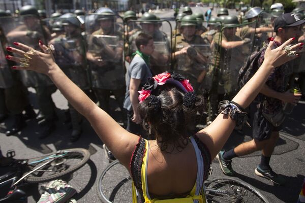 Participação feminina massiva é um dos traços marcantes dos protestos contra o governo no Chile - Sputnik Brasil