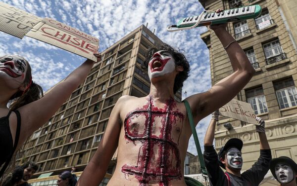 Manifestantes exigem liberdade de expressão e protestam contra a desigualdade social crescente no Chile - Sputnik Brasil