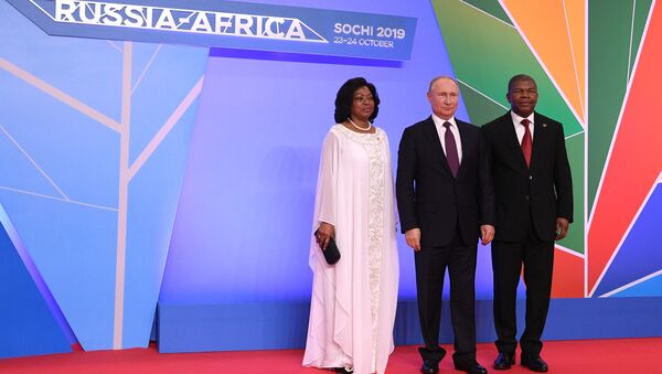 Presidente russo, Vladimir Putin, entre o presidente de Angola, João Lourenço, e a sua esposa  - Sputnik Brasil