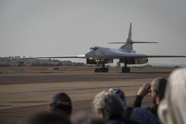 Bombardeiro Tu-160 da Força Aeroespacial da Rússia na Base da Força Aérea de Waterkloof em Pretória, África do Sul, 23 de outubro de 2019 - Sputnik Brasil