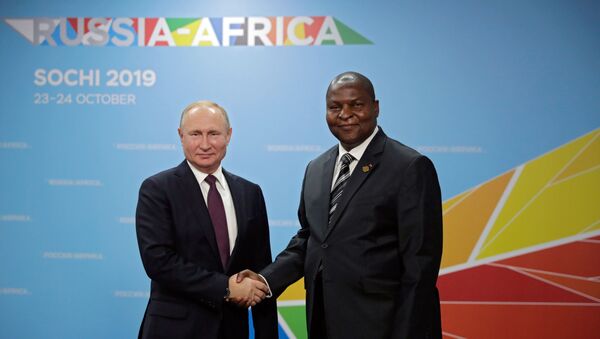 Presidente da República Centro Africana, Faustin-Archange Touadéra, com o presidente russo, Vladimir Putin, durante o Fórum Rússia-África, em 23 de outubro de 2019 - Sputnik Brasil