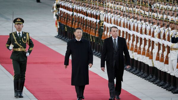 O presidente da China, Xi Jinping, e o presidente do Brasil, Jair Bolsonaro, participam de uma cerimônia de boas-vindas no Grande Salão do Povo em Pequim, China, 25 de outubro de 2019. - Sputnik Brasil