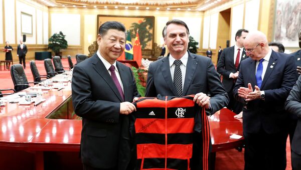 O presidente da China, Xi Jinping, ganha camisa do Flamengo de presente do presidente do Brasil, Jair Bolsonaro, em Pequim, China, 25 de outubro de 2019.  - Sputnik Brasil