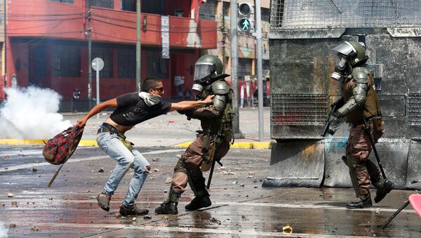 Agentes das forças de segurança reprimem manifestantes em Valparaíso, no Chile - Sputnik Brasil