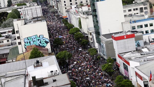Cerca de 1 milhão de pessoas saem às ruas de Santiago, no Chile - Sputnik Brasil