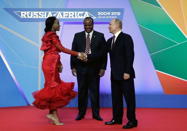 Presidente russo Vladimir Putin e rei da Suazilândia Mswati III com sua esposa durante a cerimônia do encontro oficial dos chefes de Estado e de governo durante a cúpula Rússia–Africa em Sochi
 - Sputnik Brasil