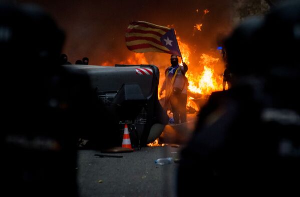 Participante de ação de protesto em uma das ruas de Barcelona, Espanha
 - Sputnik Brasil