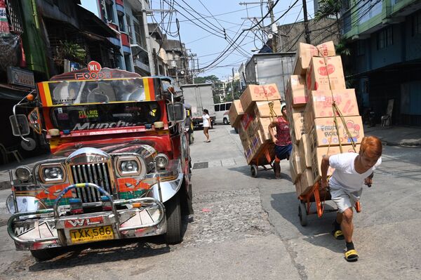Homens transportando carga na Chinatown da capital das Filipinas, Manila
 - Sputnik Brasil