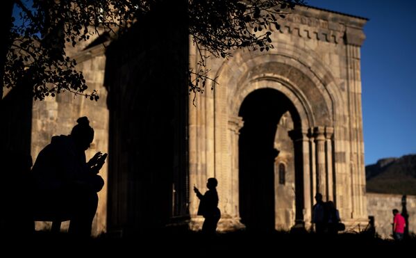 Turistas no território do mosteiro de Tatev, na Armênia
 - Sputnik Brasil