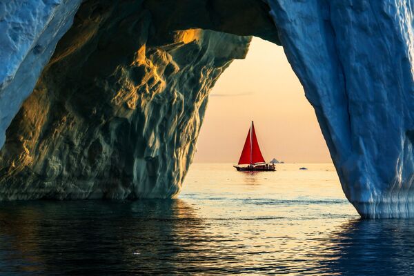 Veleiro Pedro I passando junto a um iceberg ao largo da costa da Groenlândia
 - Sputnik Brasil