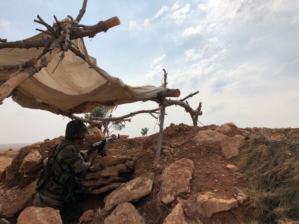 Militar sírio na linha de defesa no noroeste de Manbij, Síria
 - Sputnik Brasil