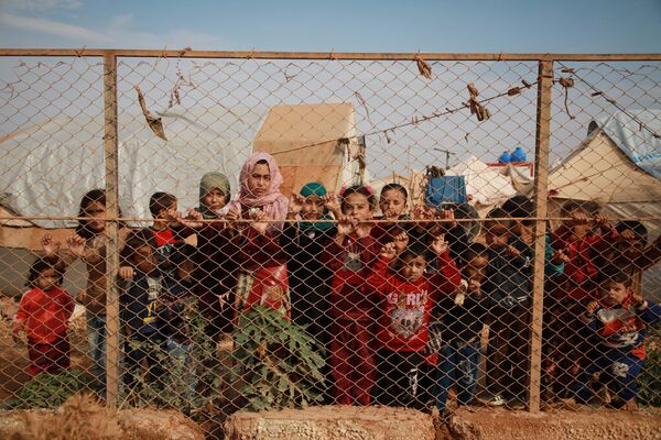 Crianças perto da cerca de um acampamento na Síria
 - Sputnik Brasil
