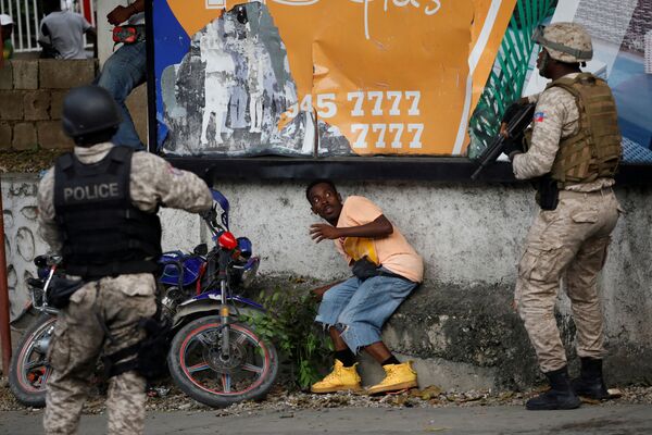 Policial e manifestante nas ruas da cidade de Pétion-Ville, no Haiti
 - Sputnik Brasil