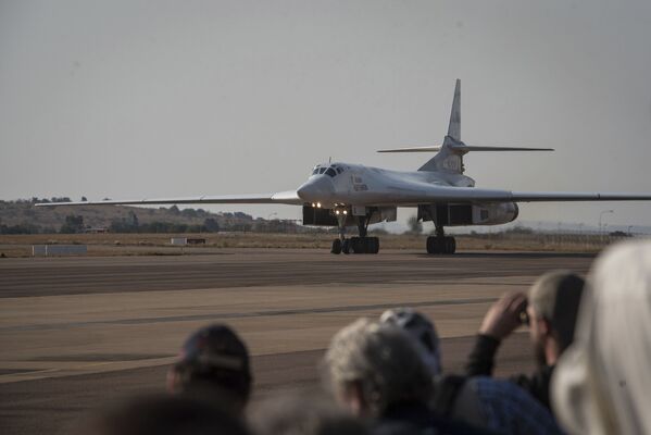 Um dos bombardeiros estratégicos russos Tu-160 na base aérea de Waterloof, na África do Sul
 - Sputnik Brasil