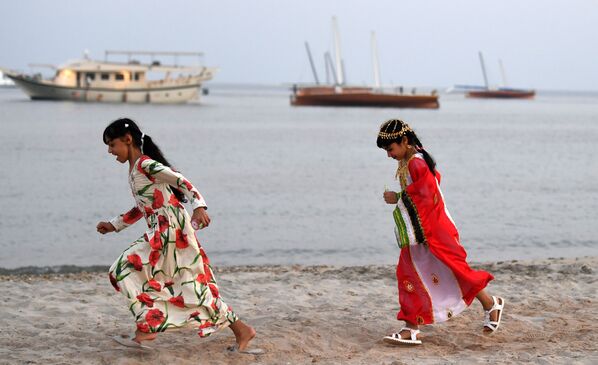 Meninas correndo na praia da ilha Dalma, nos Emirados Árabes Unidos
 - Sputnik Brasil