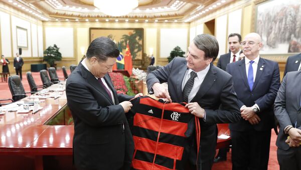 Presidente do Brasil, Jair Bolsonaro, oferece camisa do Flamengo ao presidente chinês, Xi Jinping, no fim da cerimônia de assinatura no Grande Salão do Povo, em Pequim - Sputnik Brasil