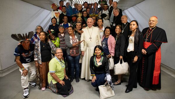 Papa Francisco recebe representantes de comunidade indígena da Amazônia no Vaticano - Sputnik Brasil