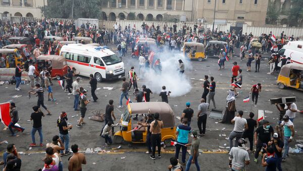 Forças de segurança do Iraque usam gás lacrimogêneo para dispersar manifestantes durante protestos em Bagdá em 25 de outubro de 2019 - Sputnik Brasil