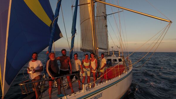 Navegador Aleixo Belov e seus alunos da embarcação Fraternidade - Sputnik Brasil