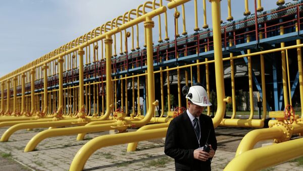 An employee walks past gas pipes at the gas compressor station in Velke Kapusany, Slovakia - Sputnik Brasil