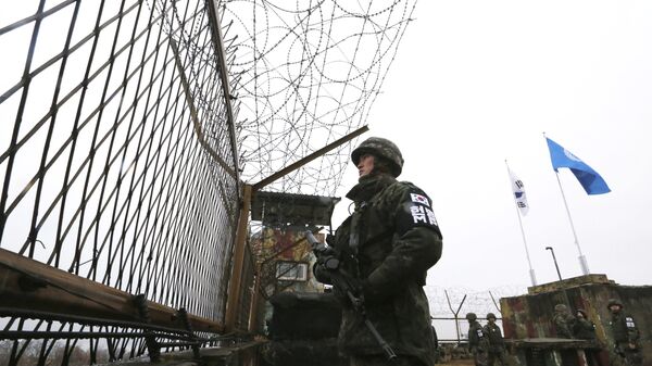 Soldado sul-coreano monitora fronteira com a Coreia do Norte atrás de uma cerca (imagem referencial) - Sputnik Brasil