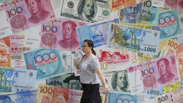 Mulher passa em frente de imagens de dólares e da moeda chinesa  - Sputnik Brasil
