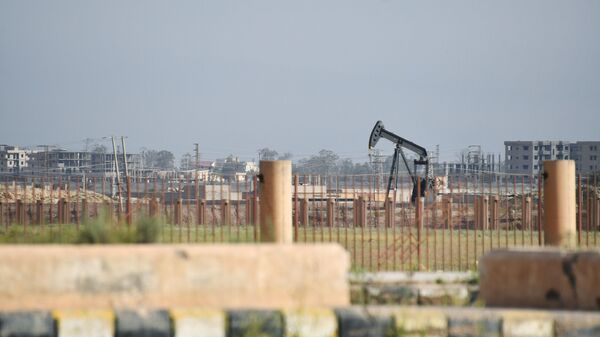 Poço de petróleo nos arredores da cidade síria de Deir ez-Zor, na Síria - Sputnik Brasil