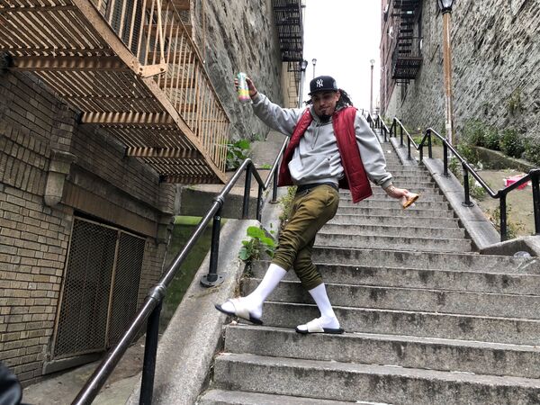Apresentador de rádio Jay Garcia faz a dança do Coringa na mesma escadaria em Bronx, Nova York
 - Sputnik Brasil