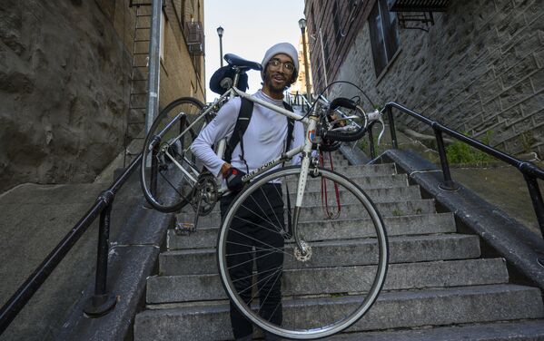 Morador local passa com sua bicicleta na escadaria que ficou famosa em Nova York
 - Sputnik Brasil