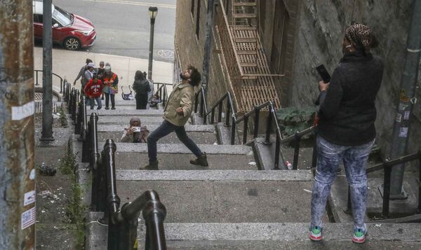Turistas posam em várias posições na escadaria do Coringa em Bronx
 - Sputnik Brasil